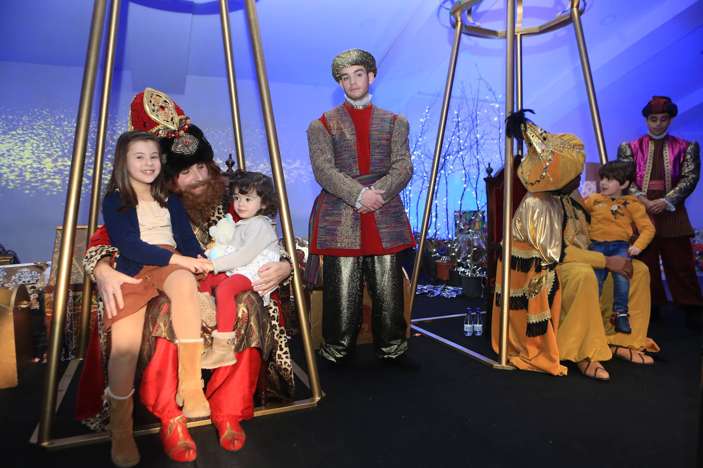 Fotos Los Reyes Magos Llevan A Oviedo La Ilusi N Y Aseguran Traer Una